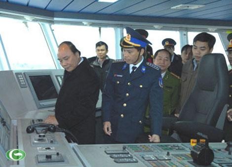Deputy PM Phuc visits Maritime Police Zone 1 - ảnh 1
